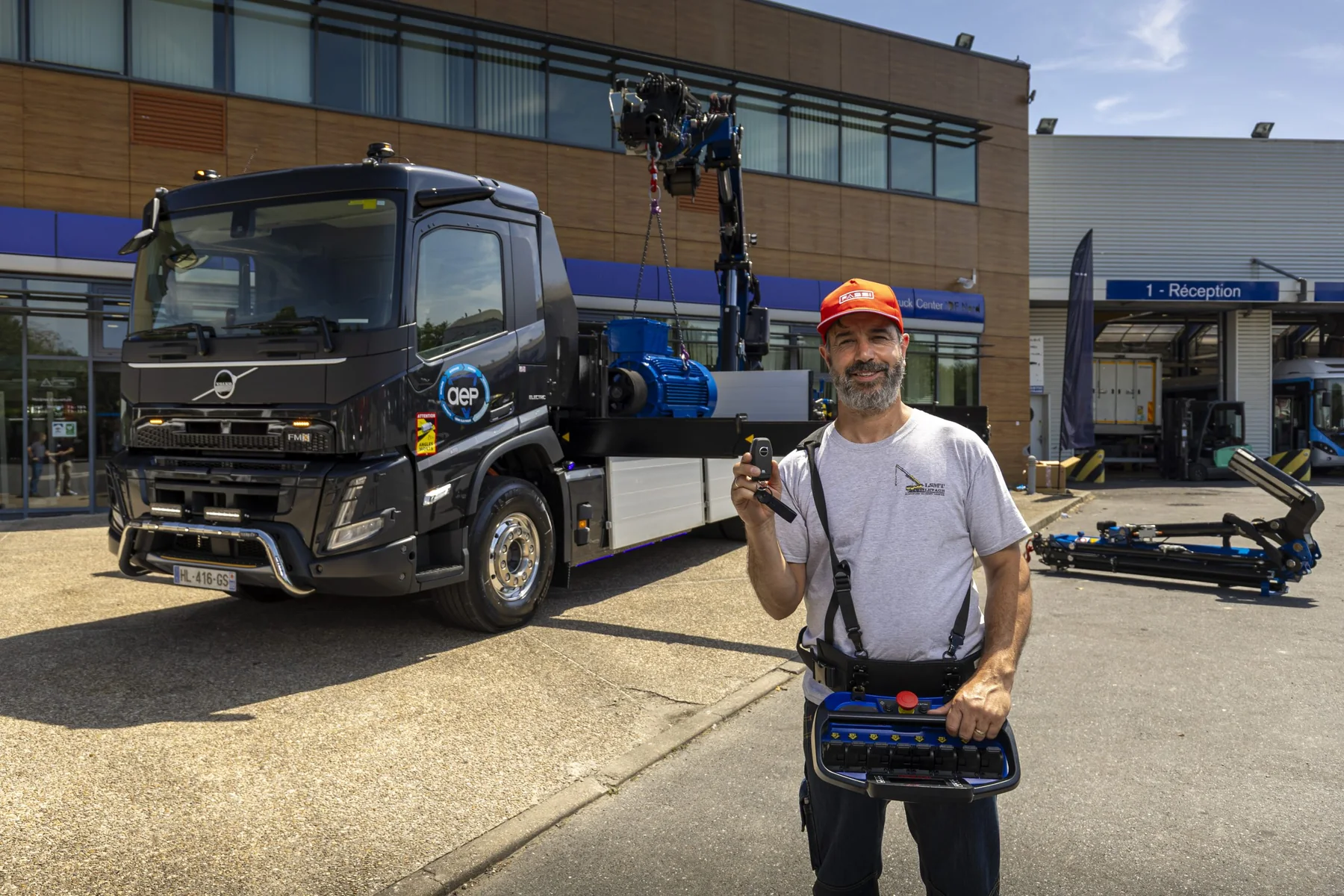 Technicien AEP aux commandes d&rsquo;un camion-grue