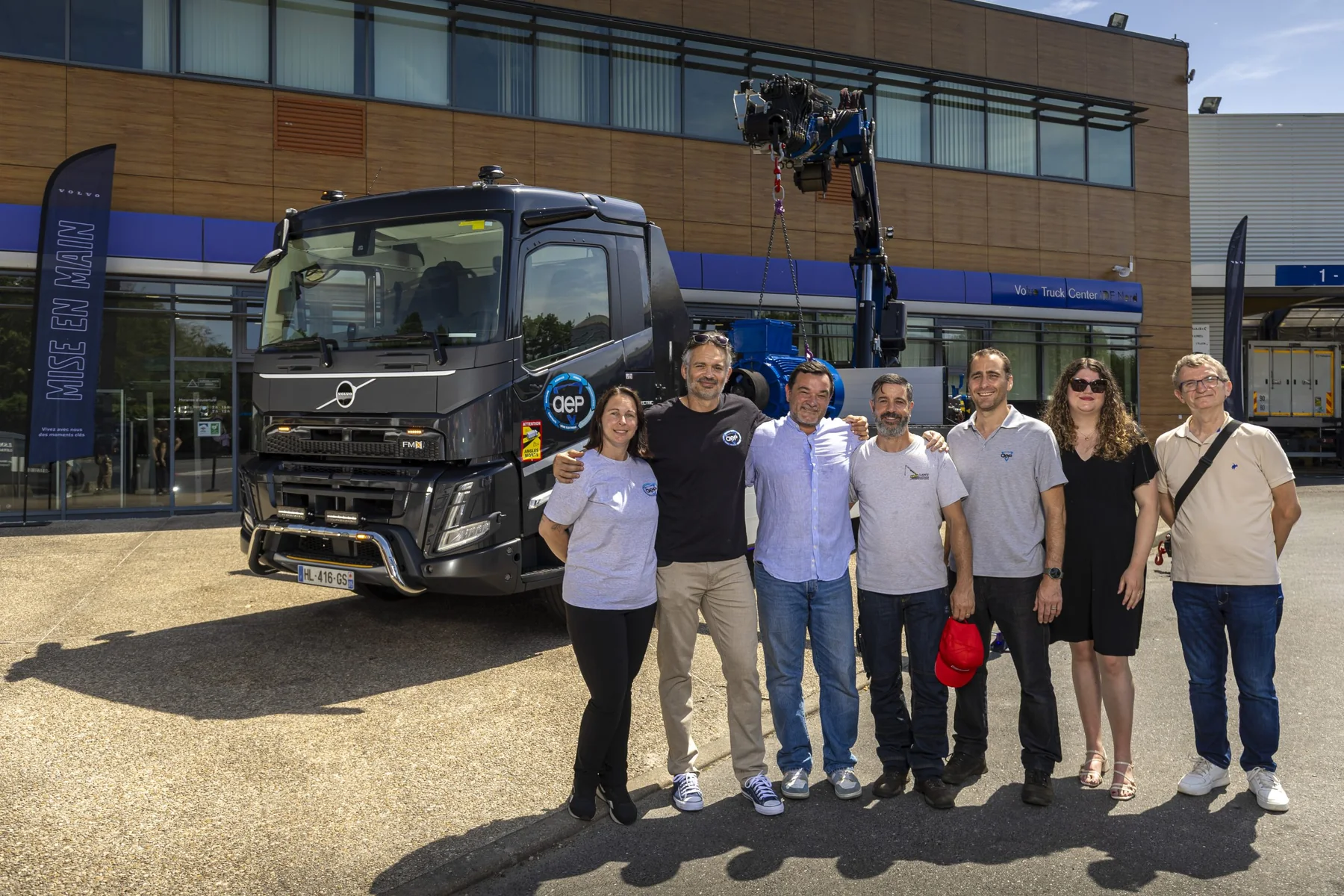 L&rsquo;équipe du groupe devant un camion-grue AEP
