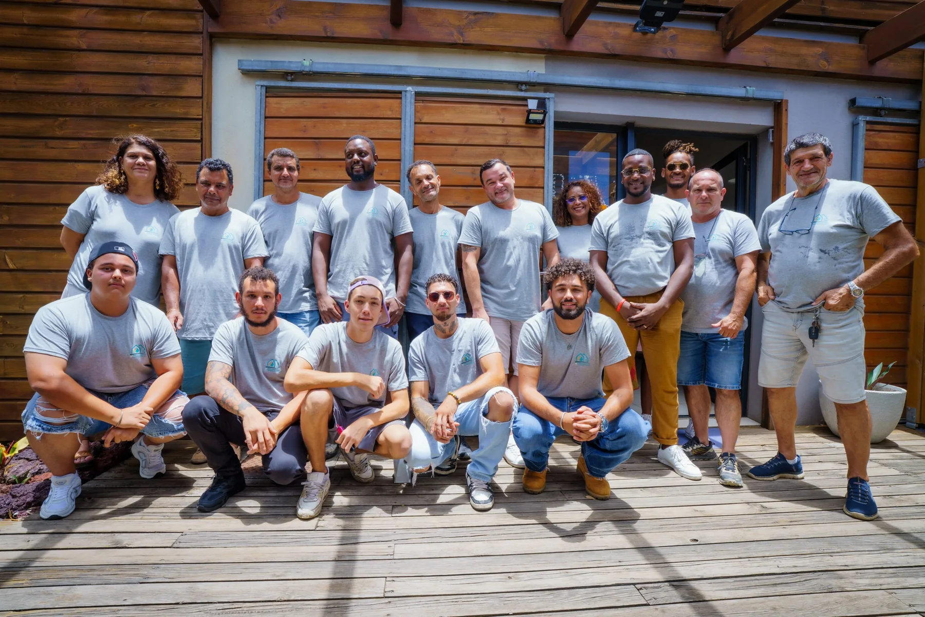 Une équipe du groupe devant ses locaux