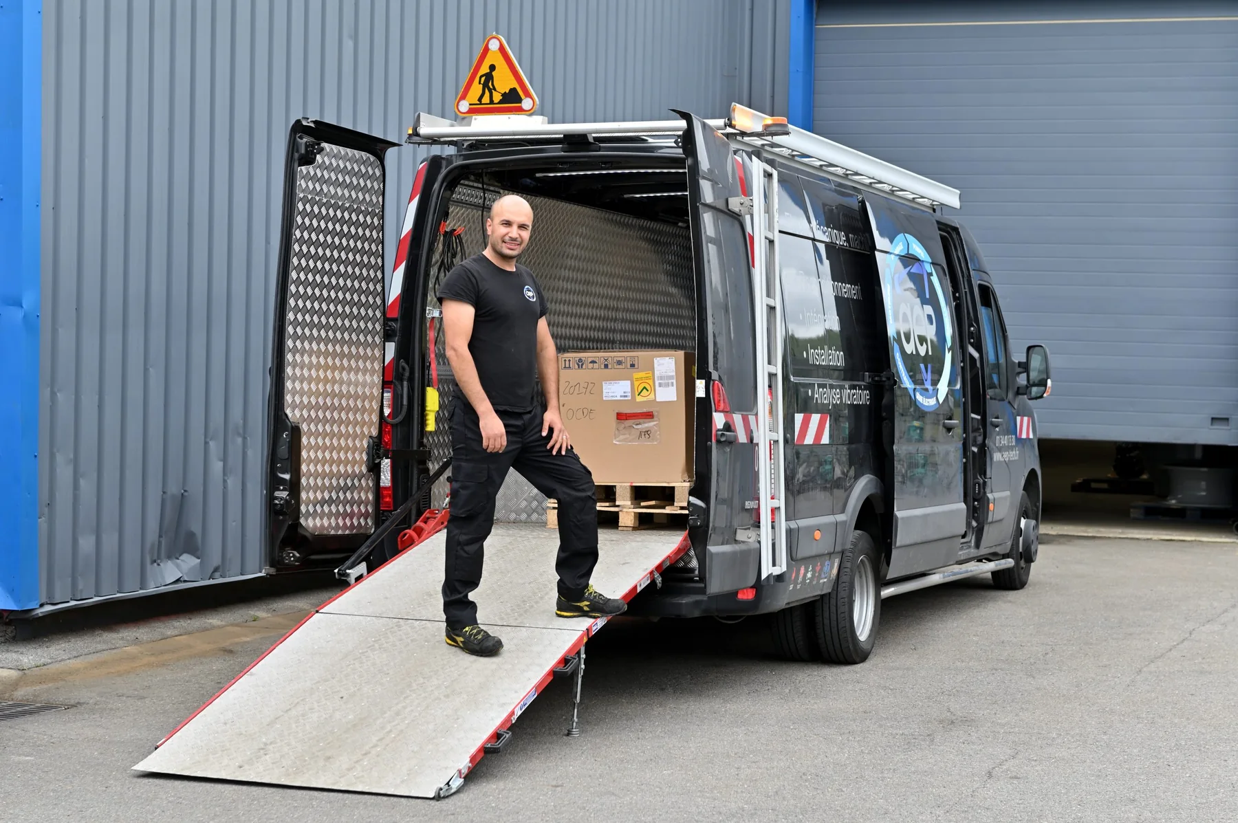 Technicien AEP devant un véhicule-atelier équipé d&rsquo;une rampe