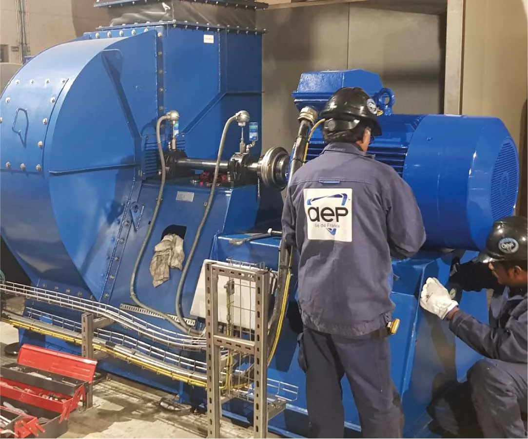 Technicien AEP sur un ventilateur industriel