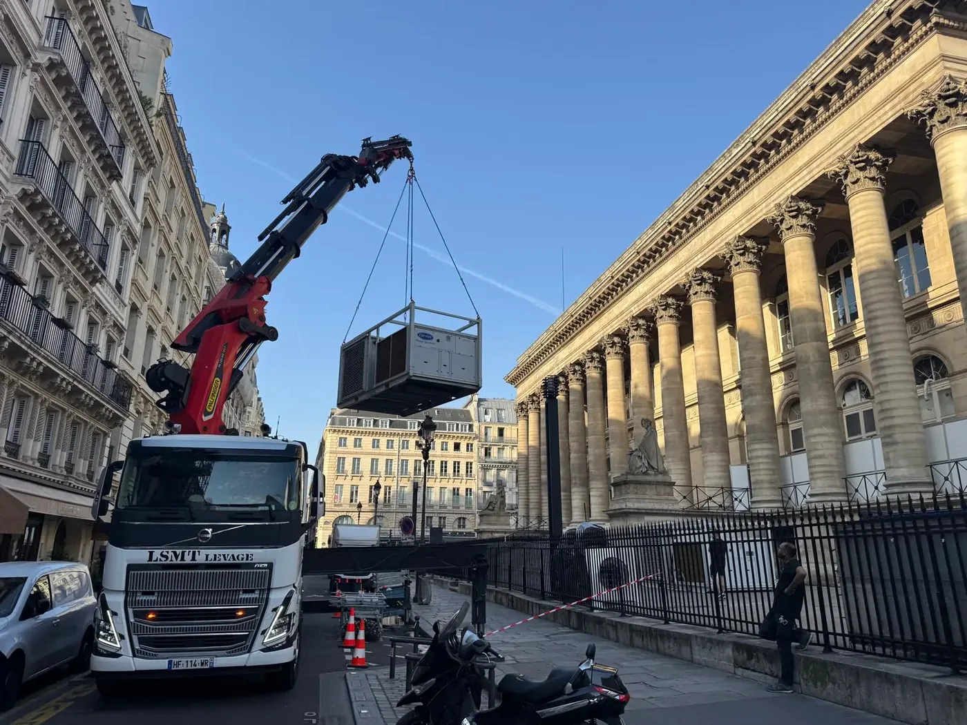 Levage d’un groupe froid devant la Bourse de Paris