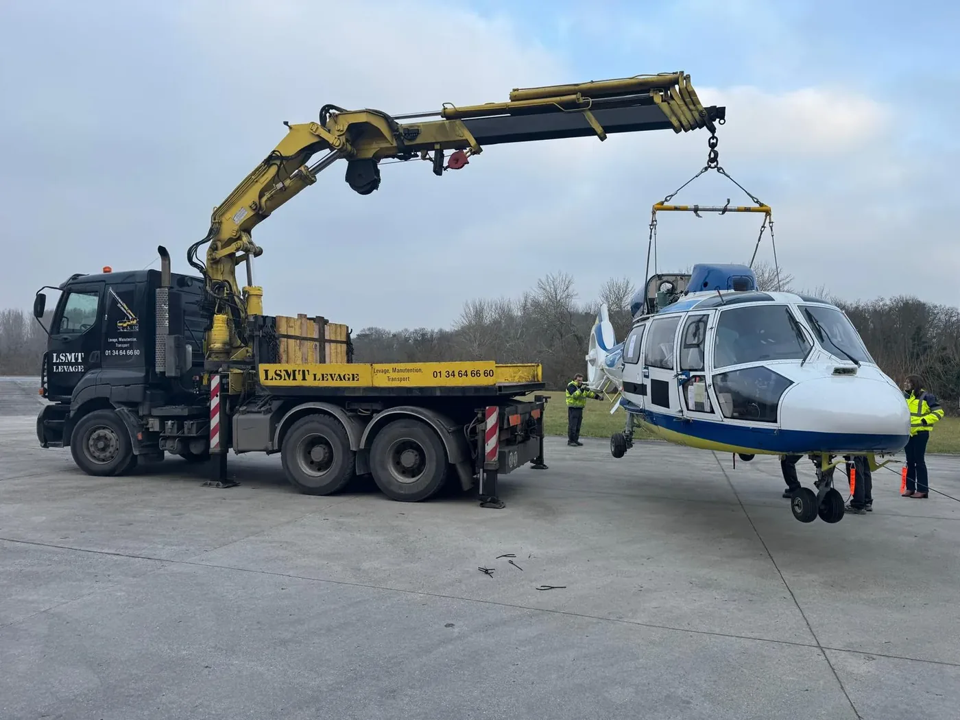 Levage d&rsquo;un hélicoptère par camion-grue LSMT