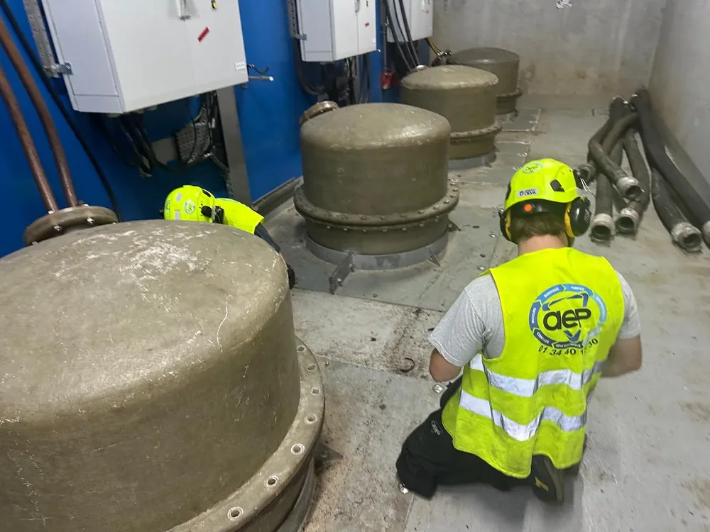 Techniciens sur des equipements industriels