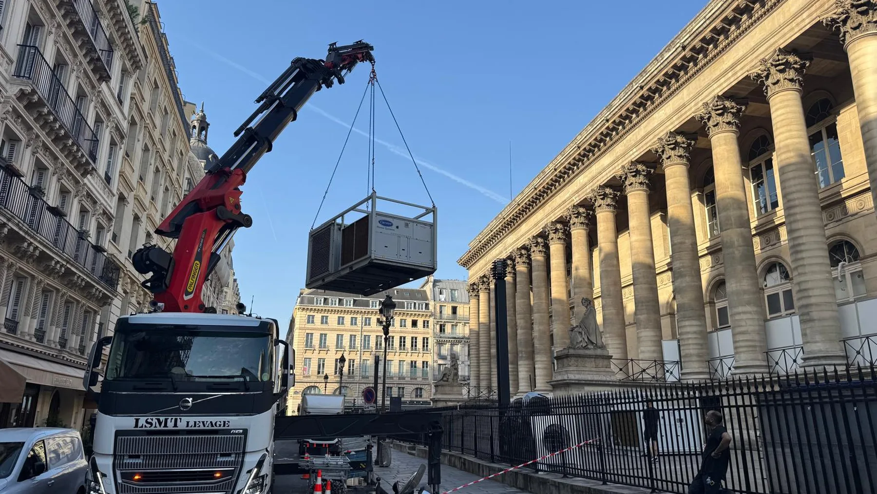 Camion-grue LSMT devant le palais Brongniart, place de la Bourse