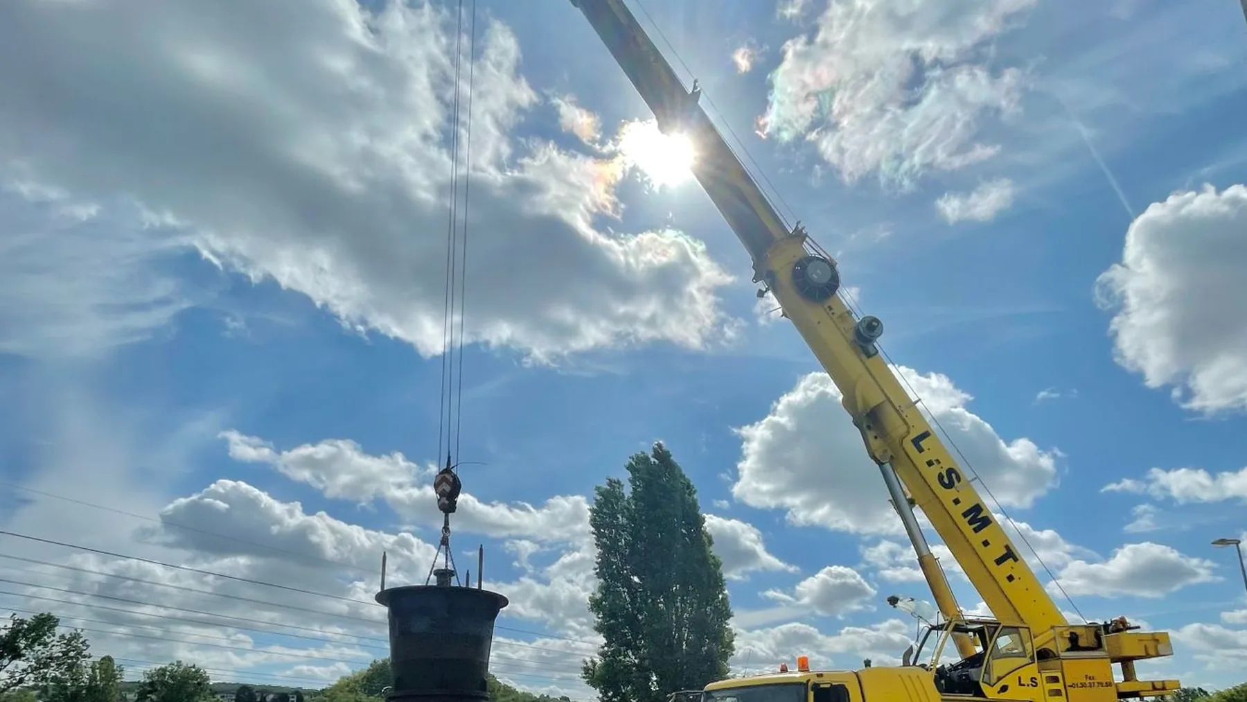 Grue mobile LSMT en contre-plongée