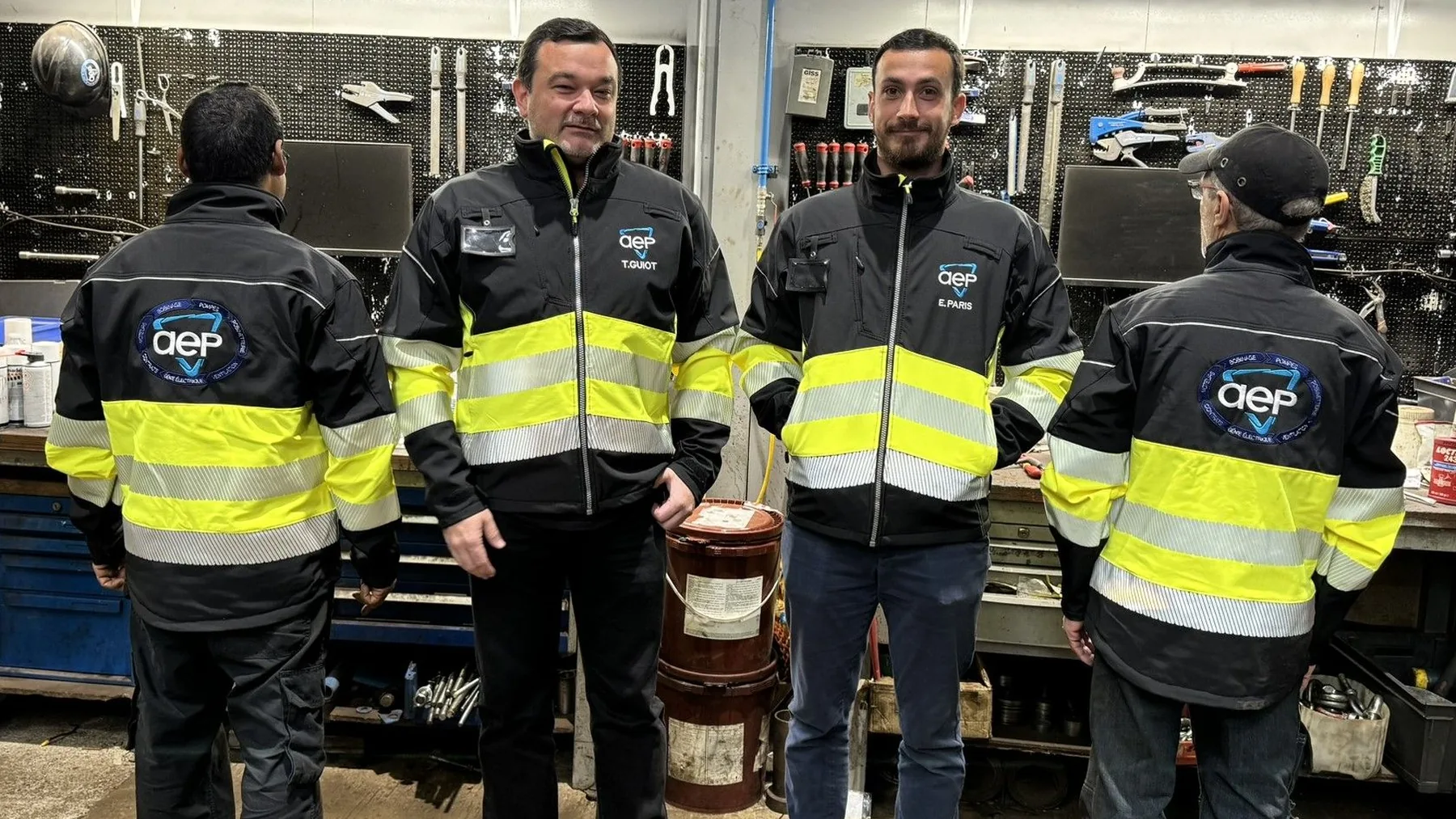 Équipe AEP en tenue de chantier