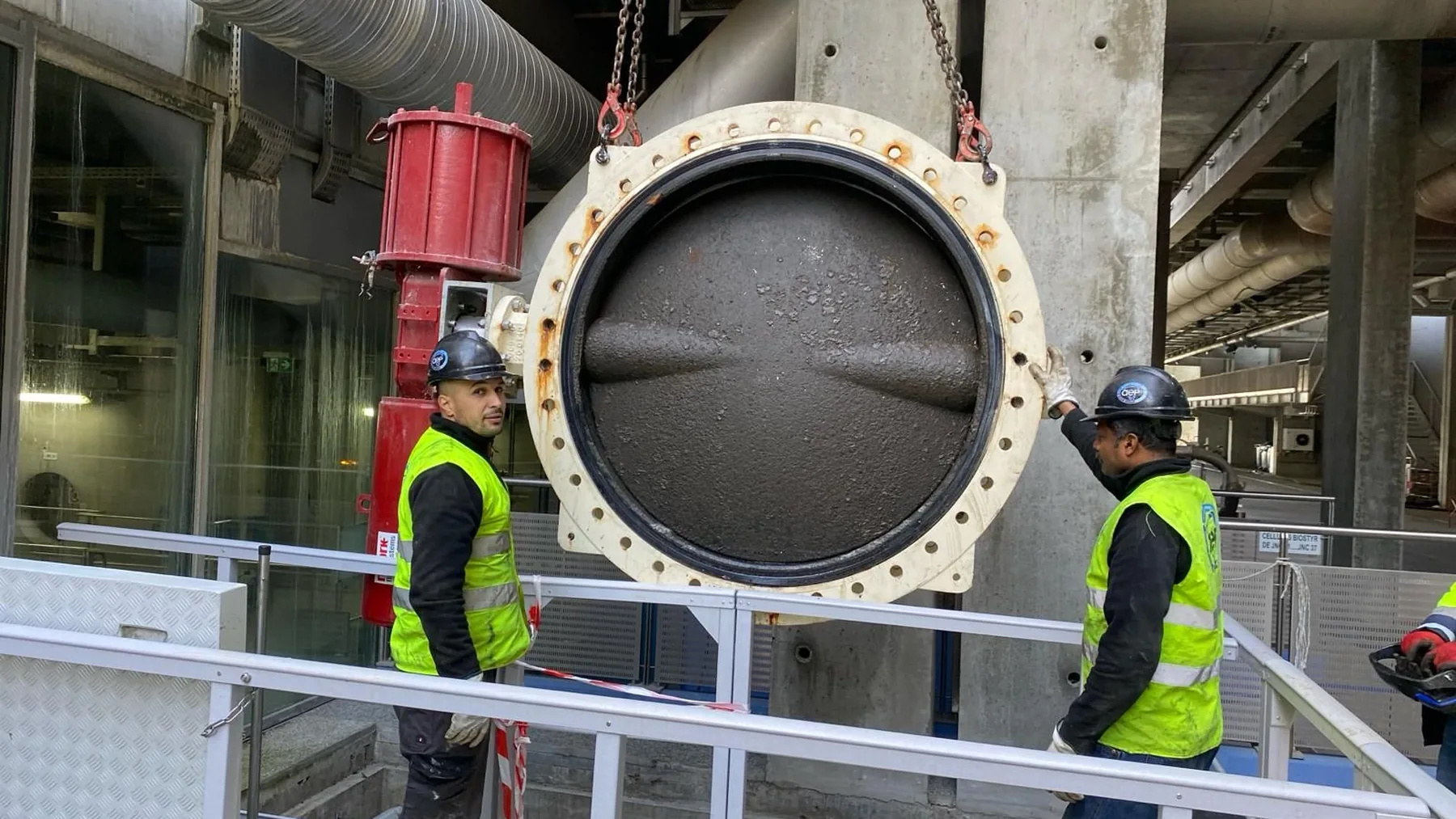 Levage d’une vanne de gros diamètre sur chantier