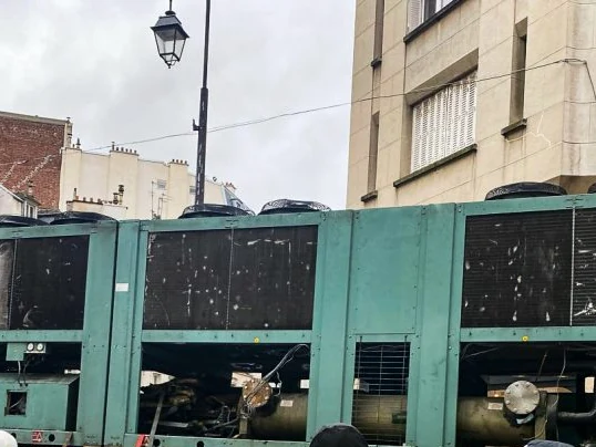 Deux groupes froids Trane sur porte-engins avant grutage