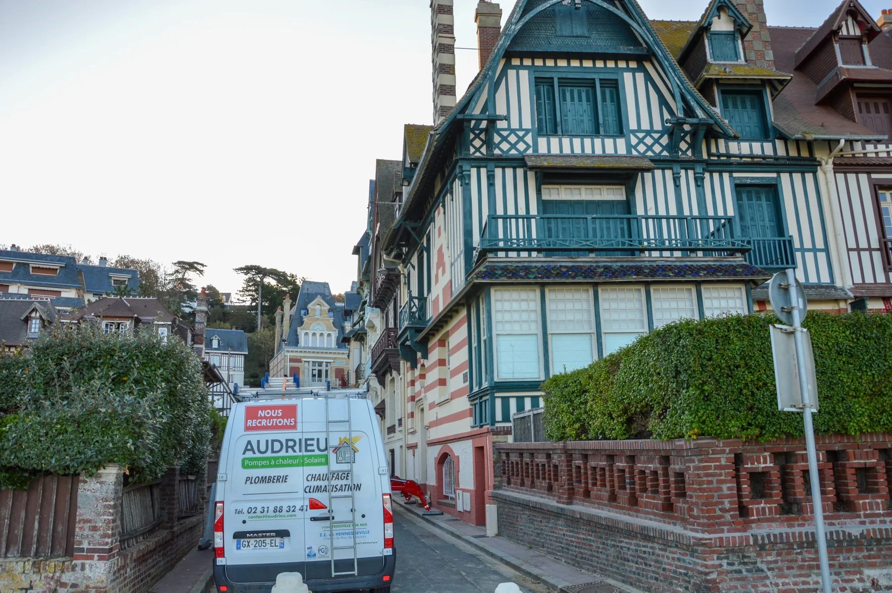 Véhicule Audrieu devant une villa normande