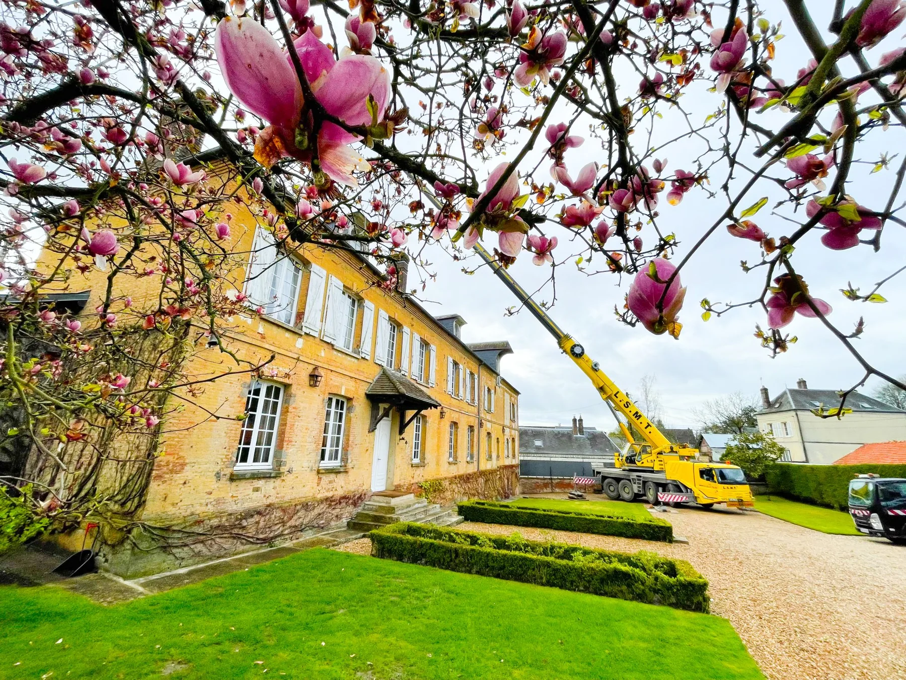 Grue mobile LSMT devant un bâtiment ancien
