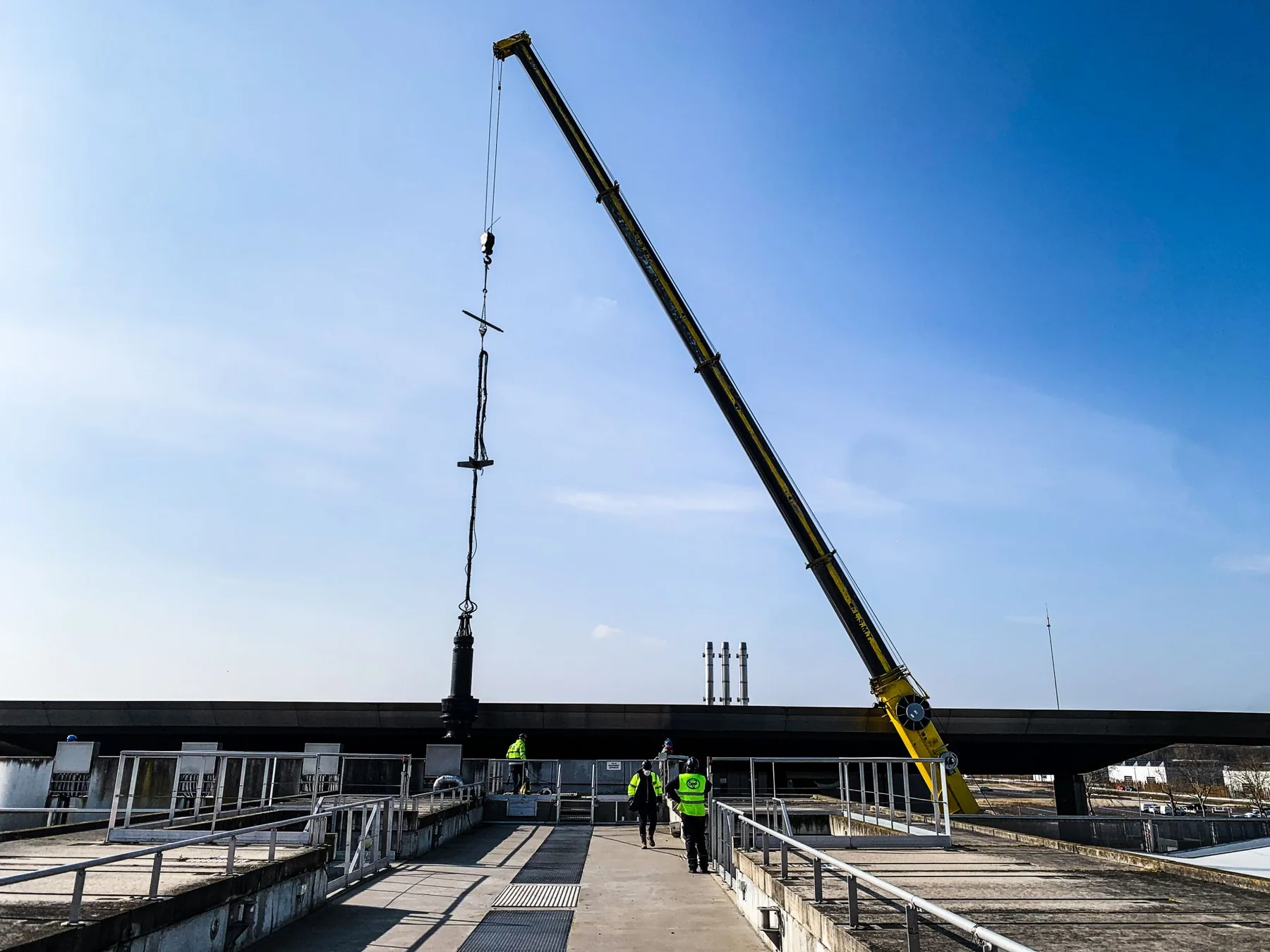 Grue mobile LSMT déployée pour une intervention en toiture