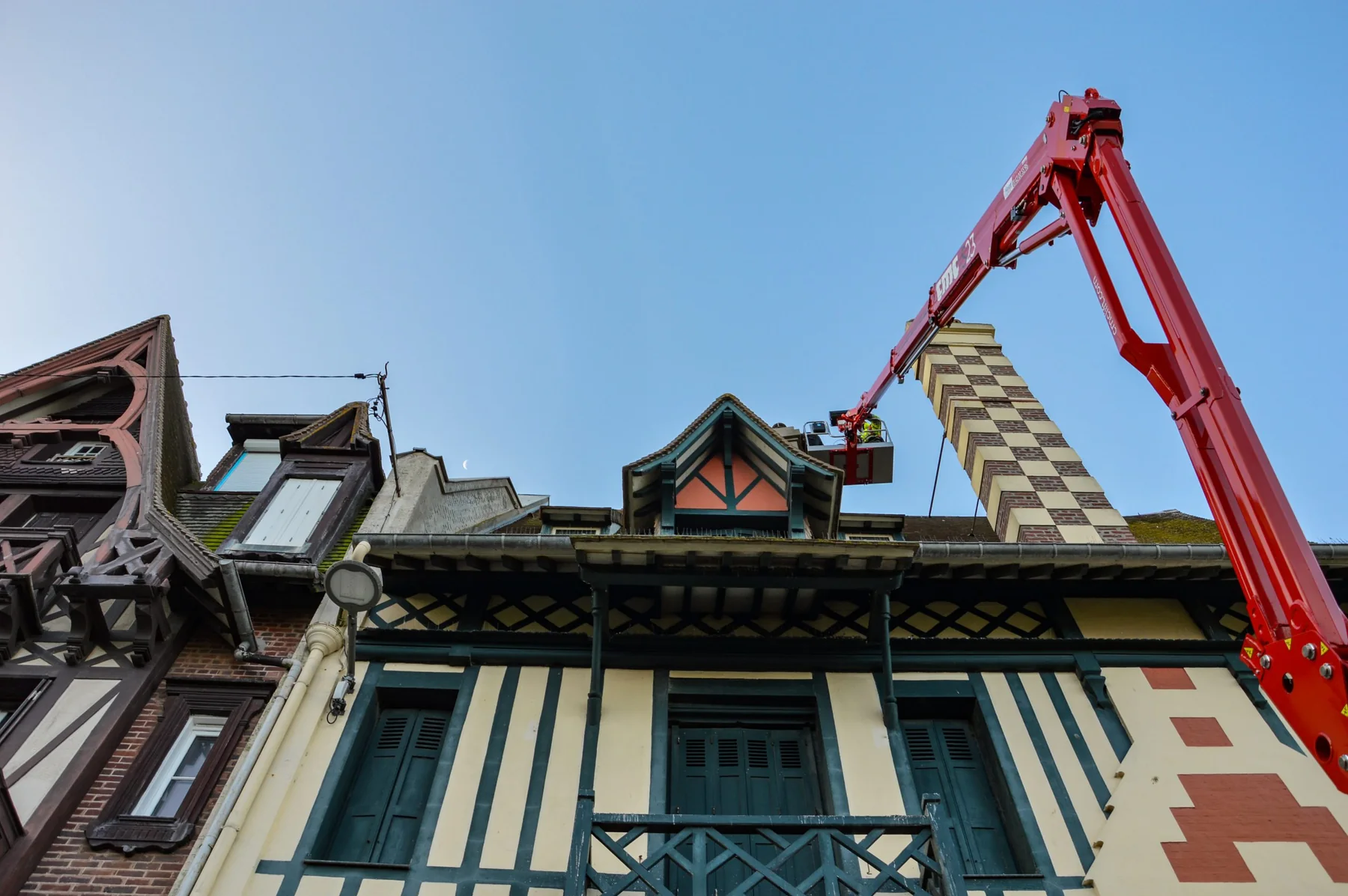 Nacelle déployée sur une façade normande à colombages