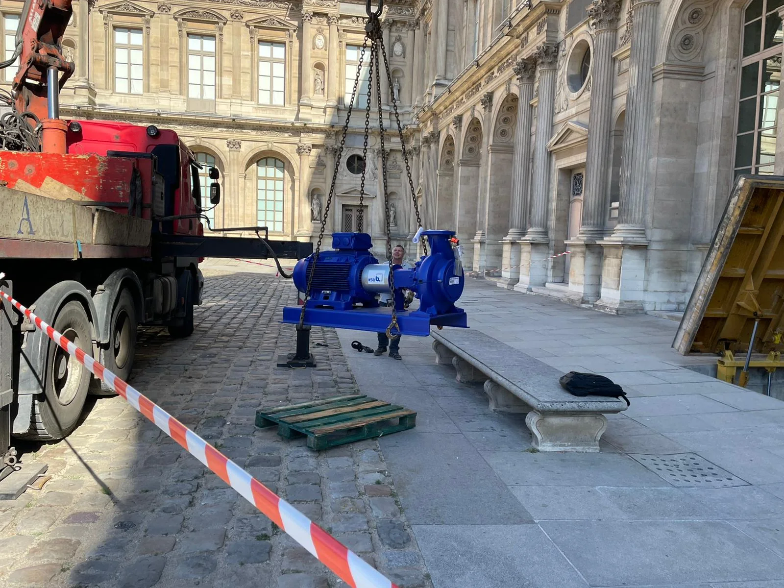 Camion-grue et pompes devant le palais du Louvre
