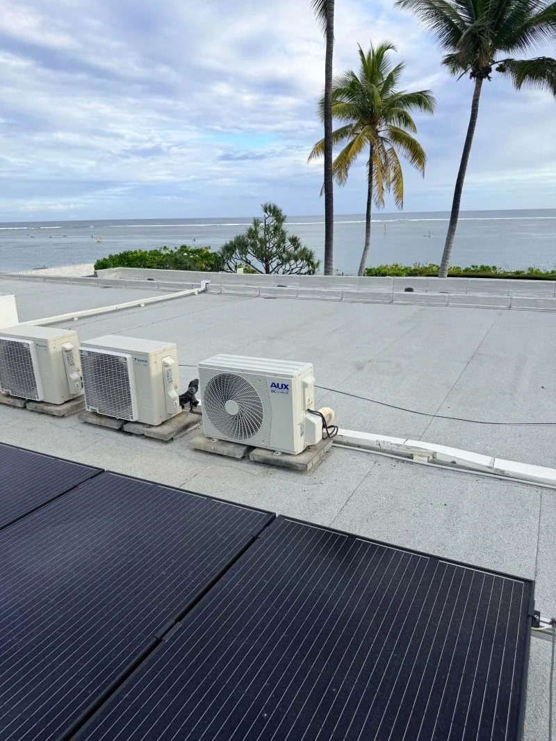Installation d'une climatisation adaptée au littoral sur un site en bord de mer