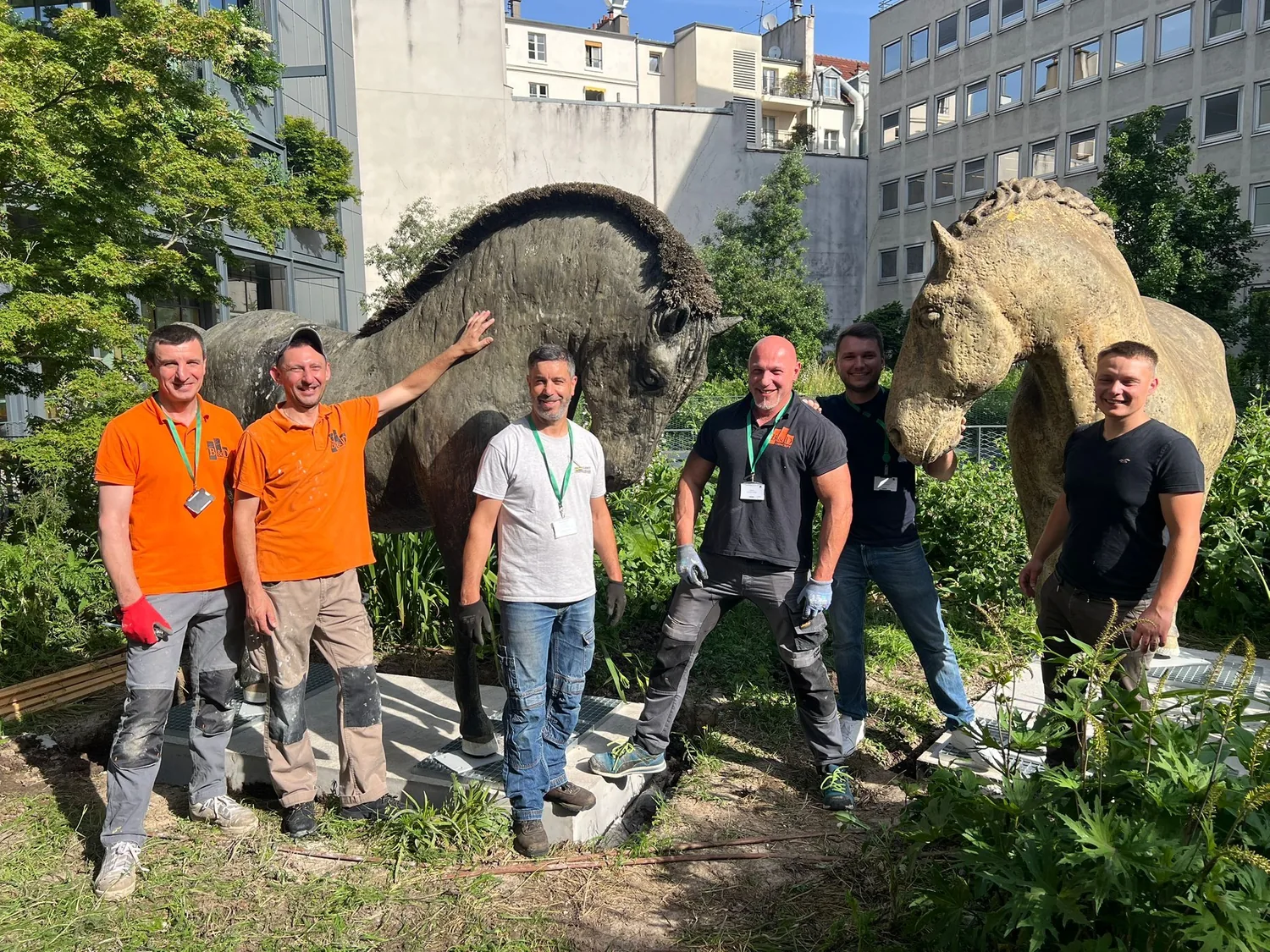 Installation de sculptures équines monumentales dans un jardin parisien