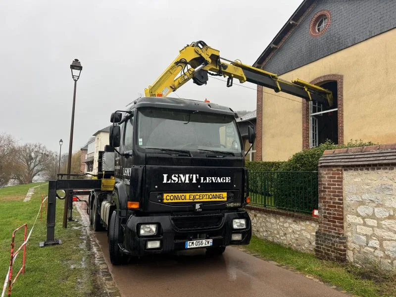 Levage en passage étroit avec le camion-grue Hornet
