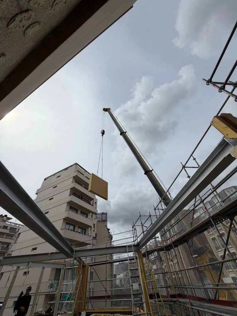 Levage de précision sur un chantier urbain en plein Paris