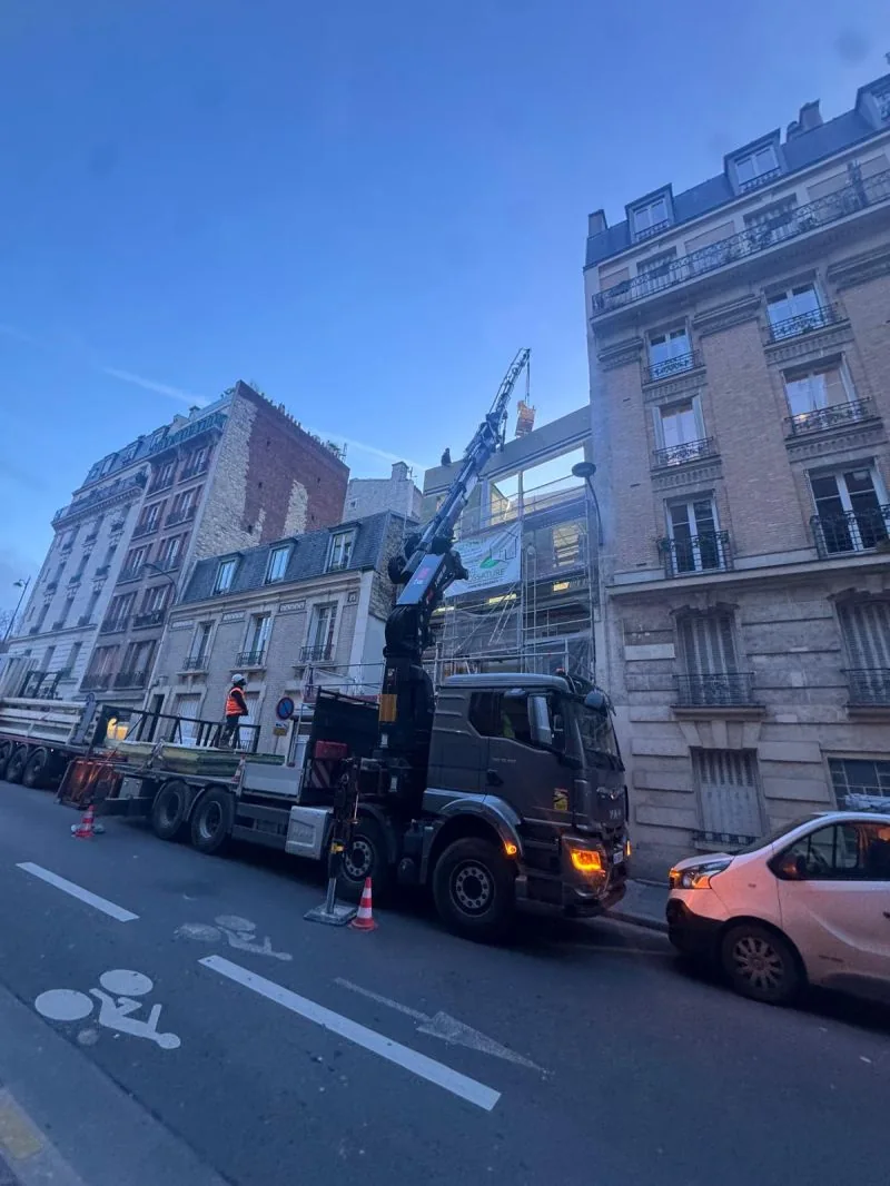 Levage dans une rue étroite de Paris intra-muros