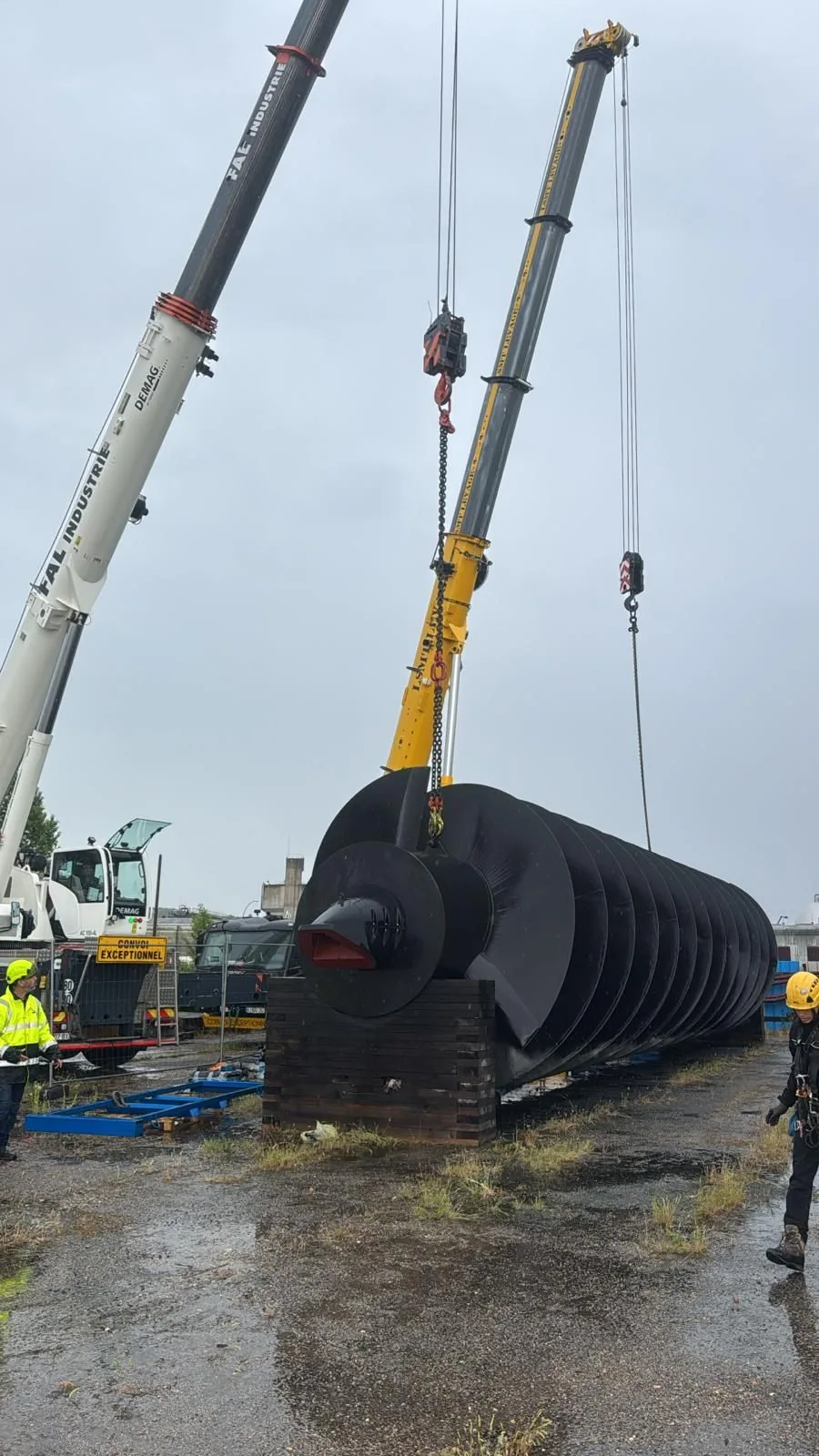 Levage en tandem d'une vis monumentale