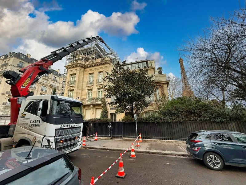 Levage pour des travaux en toiture sur un hôtel particulier du 7e arrondissement