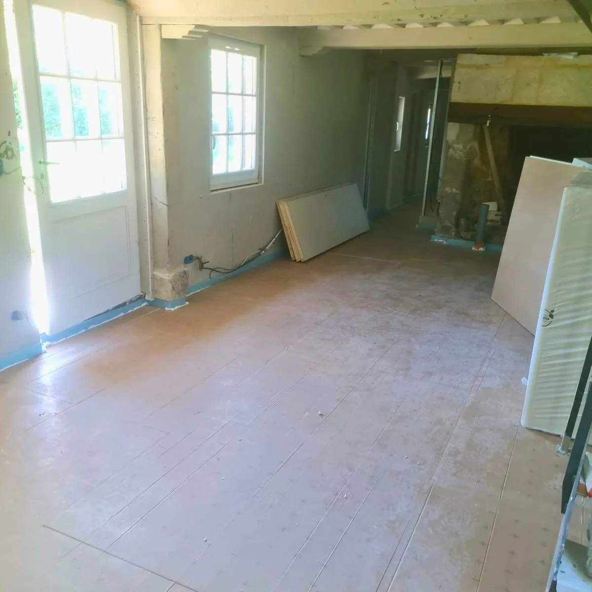 Pose d'un plancher chauffant hydraulique dans une maison à pans de bois du Pays d'Auge