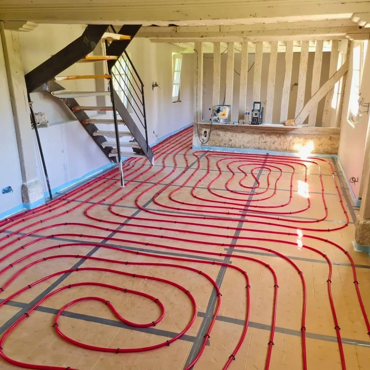 Pose d'un plancher chauffant hydraulique dans une maison à pans de bois du Pays d'Auge