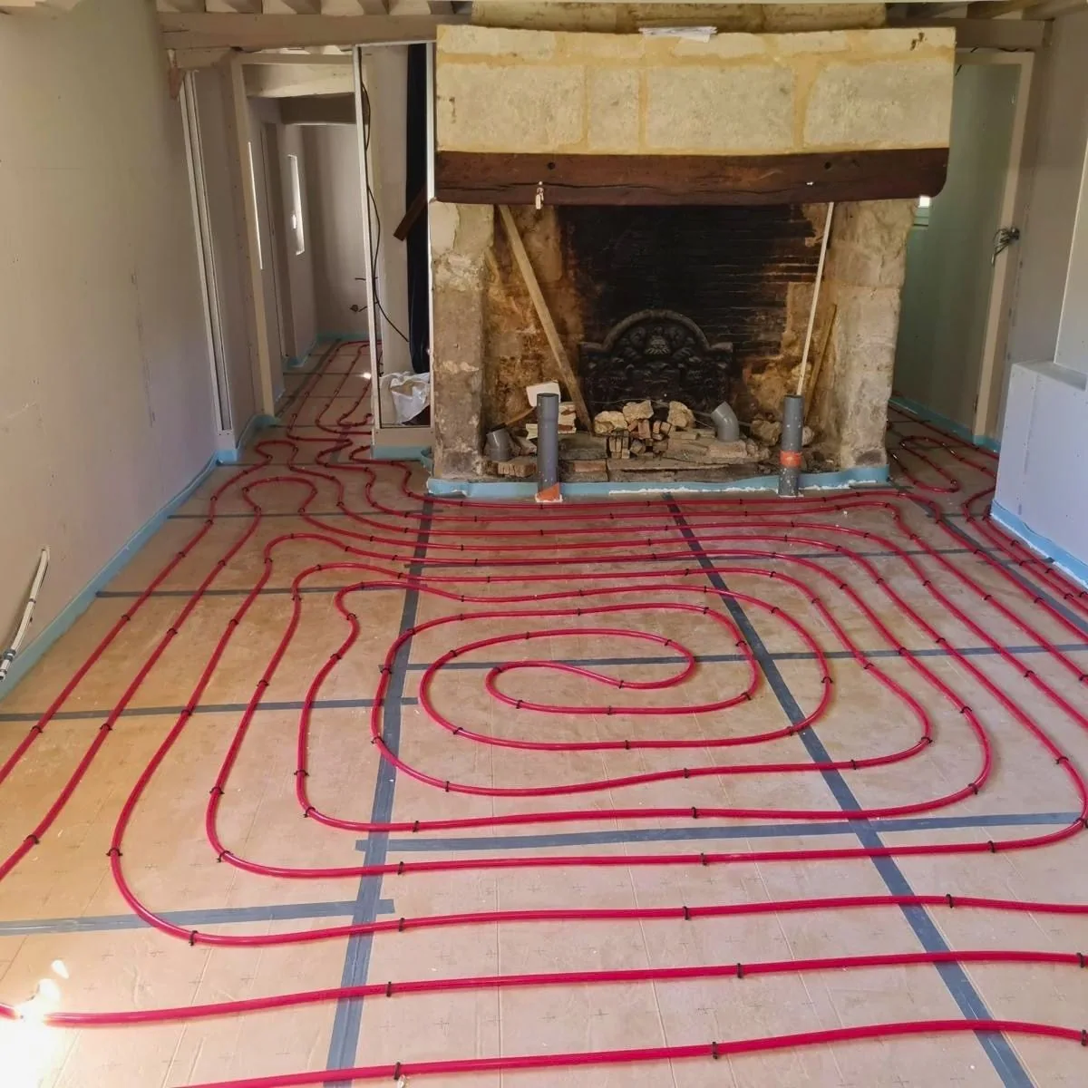Pose d'un plancher chauffant hydraulique dans une maison à pans de bois du Pays d'Auge