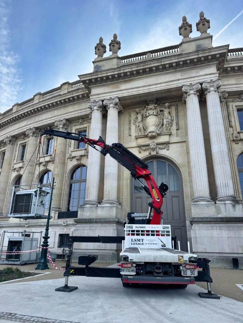 Pose d'un groupe de climatisation devant la Bourse de Commerce