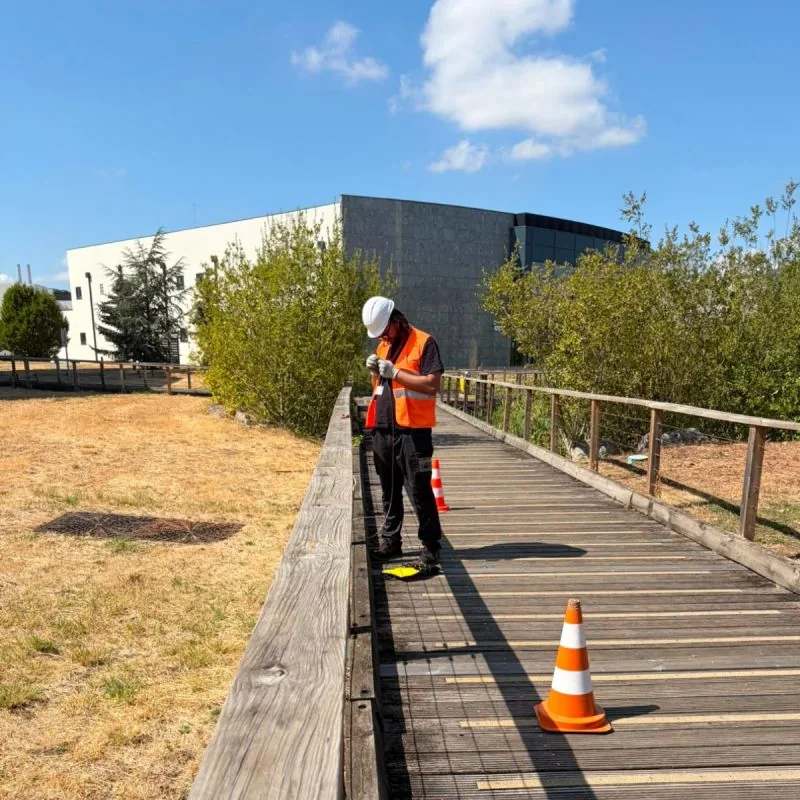 Remise en sécurité d'un garde-corps à câbles sur une passerelle bois