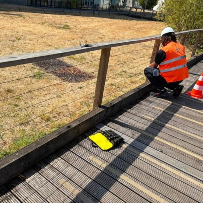 Remise en sécurité d'un garde-corps à câbles sur une passerelle bois