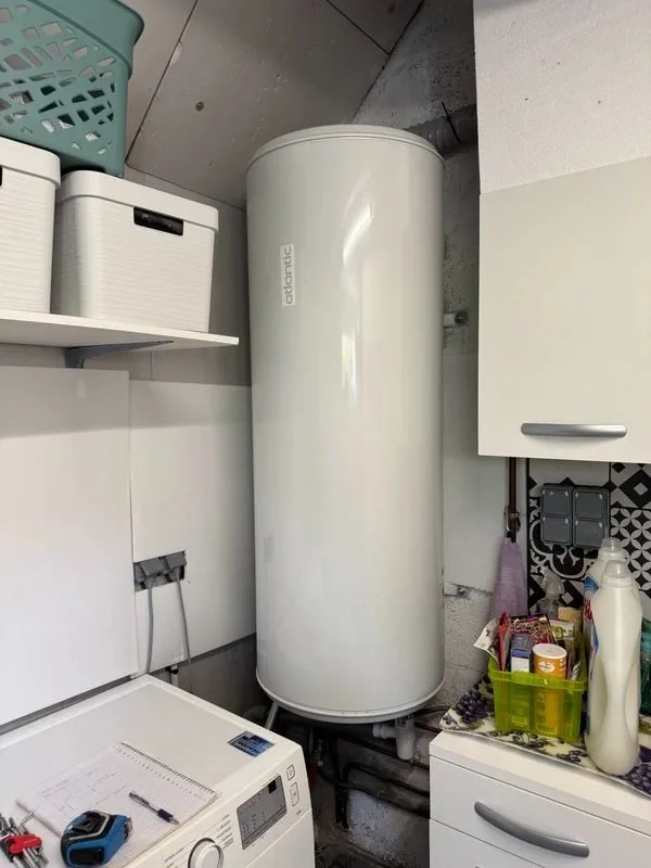 Remplacement d'un chauffe-eau électrique par un chauffe-eau thermodynamique Thermor Aéromax