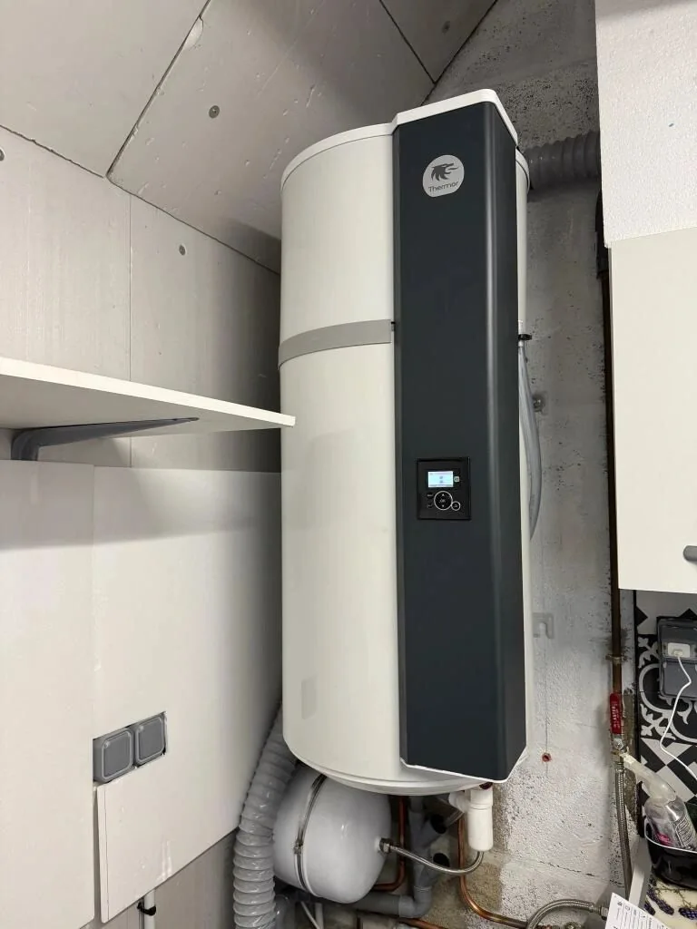 Remplacement d'un chauffe-eau électrique par un chauffe-eau thermodynamique Thermor Aéromax