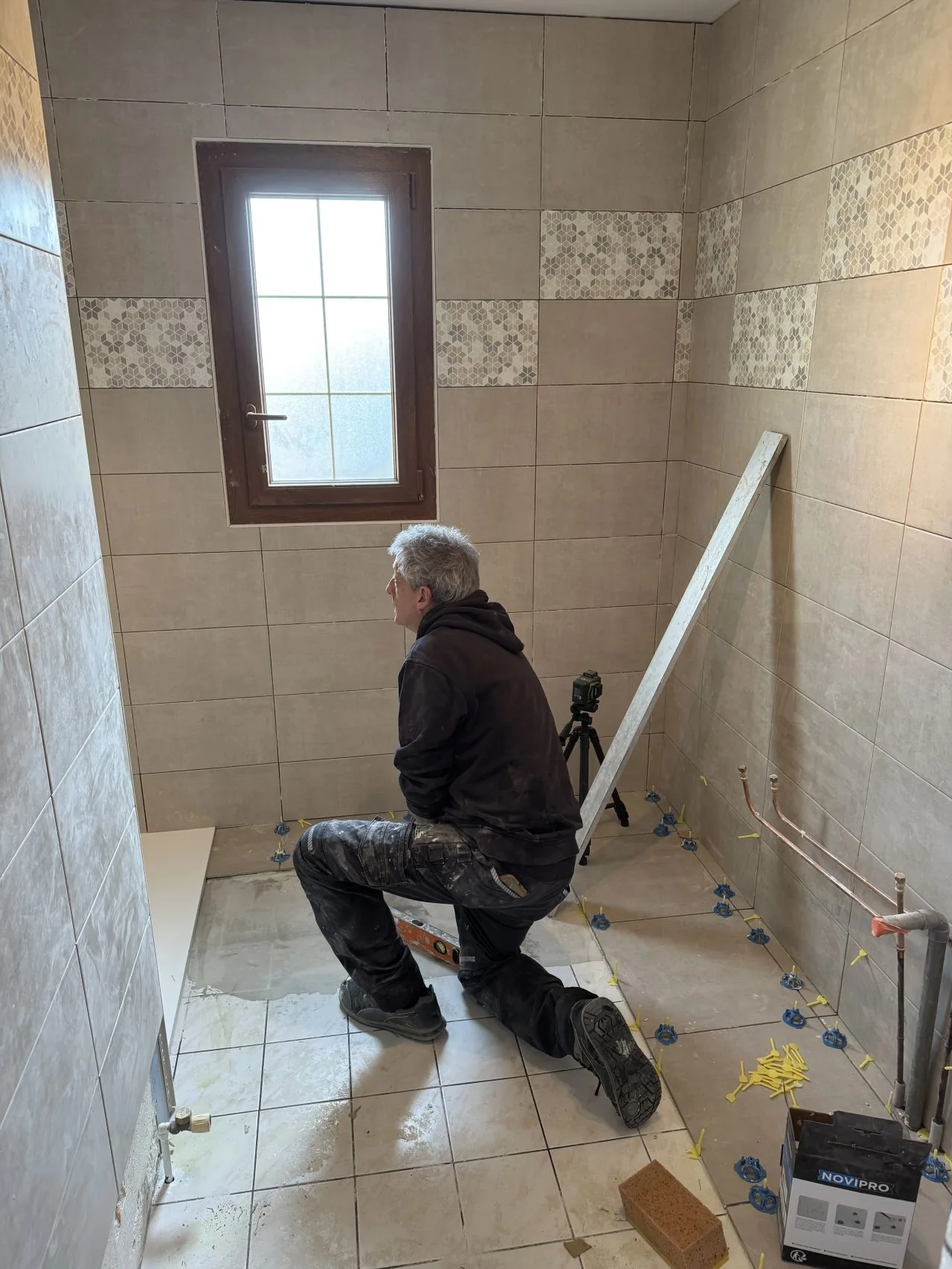 Rénovation complète d'une salle de bains : pose de la faïence et du carrelage